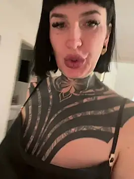 Snapshot of InkedBiitch chatting on March 6, 6:19 am InkedBiitch online show from March 6, 6:19 am