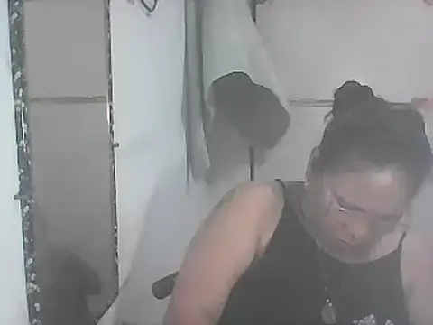 Snapshot of hotwet_mama4uxx chatting on March 6, 8:30 am hotwet mama4uxx online show from March 6, 8:30 am