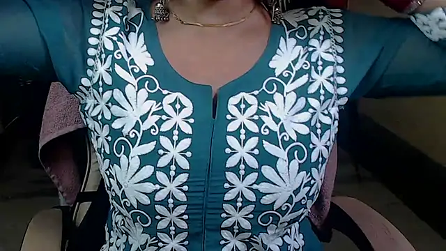 Snapshot of Naiaa-mylove chatting on December 15, 6:40 am Naiaa-mylove online show from December 15, 6:40 am