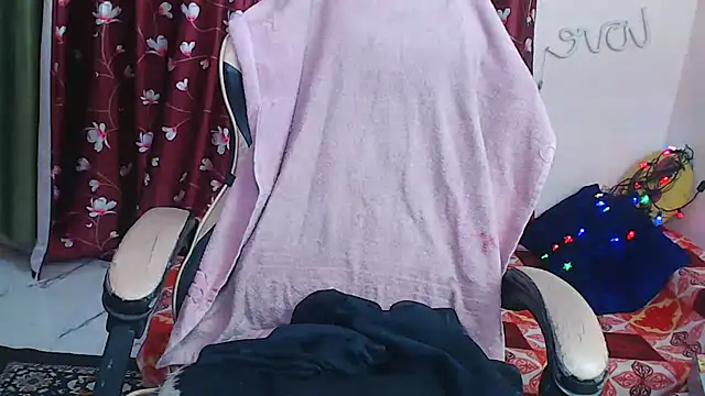 Snapshot of Naiaa-mylove chatting on February 19, 6:20 am Naiaa-mylove online show from February 19, 6:20 am