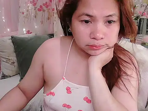 Snapshot of OhmyPinay chatting on April 28, 4:06 am OhmyPinay online show from April 28, 4:06 am