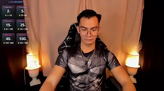 Snapshot of 000batman000 chatting on February 6, 1:54 pm 000batman000 online show from February 6, 1:54 pm