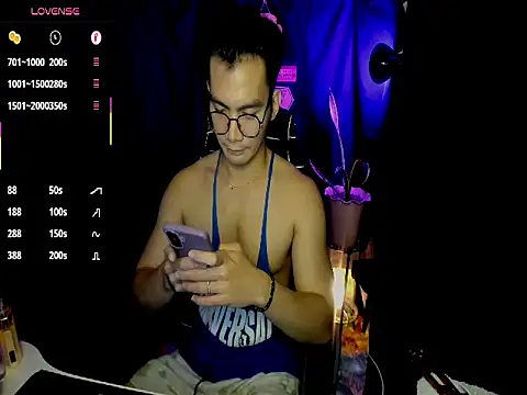 Snapshot of 000batman000 chatting on February 6, 1:25 pm 000batman000 online show from February 6, 1:25 pm