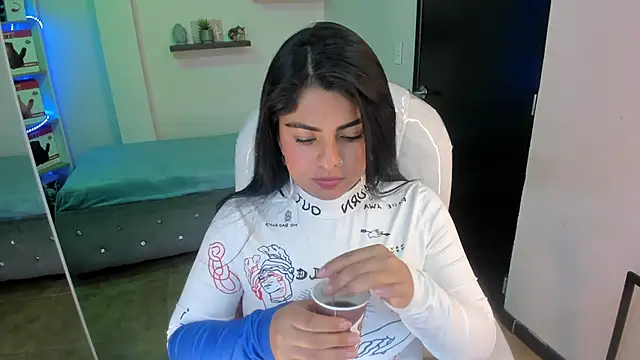 Snapshot of Catalinaa_martinez chatting on December 5, 10:34 pm Catalinaa martinez online show from December 5, 10:34 pm