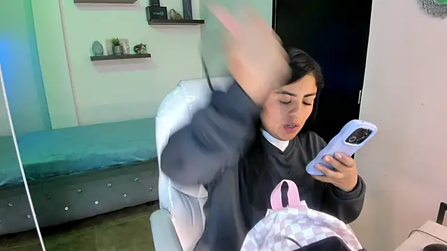 Snapshot of Catalinaa_martinez chatting on December 6, 8:51 pm Catalinaa martinez online show from December 6, 8:51 pm