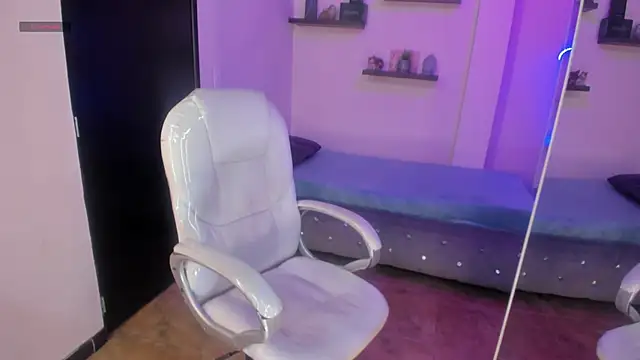 Snapshot of Catalinaa_martinez chatting on December 11, 7:36 pm Catalinaa martinez online show from December 11, 7:36 pm