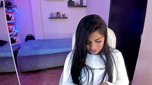 Snapshot of Catalinaa_martinez chatting on December 13, 5:21 pm Catalinaa martinez online show from December 13, 5:21 pm