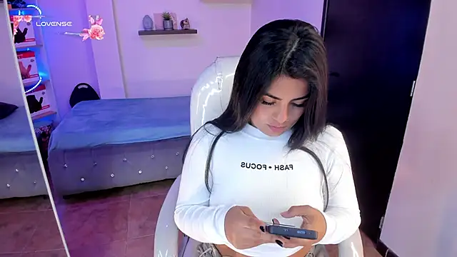 Snapshot of Catalinaa_martinez chatting on December 13, 8:26 pm Catalinaa martinez online show from December 13, 8:26 pm