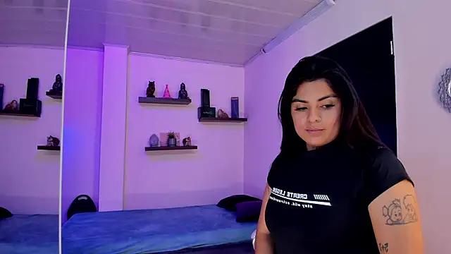 Snapshot of Catalinaa_martinez chatting on December 15, 8:25 pm Catalinaa martinez online show from December 15, 8:25 pm