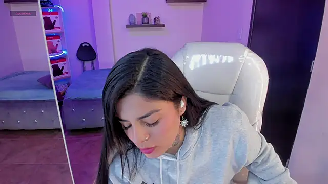 Snapshot of Catalinaa_martinez chatting on December 30, 6:16 pm Catalinaa martinez online show from December 30, 6:16 pm