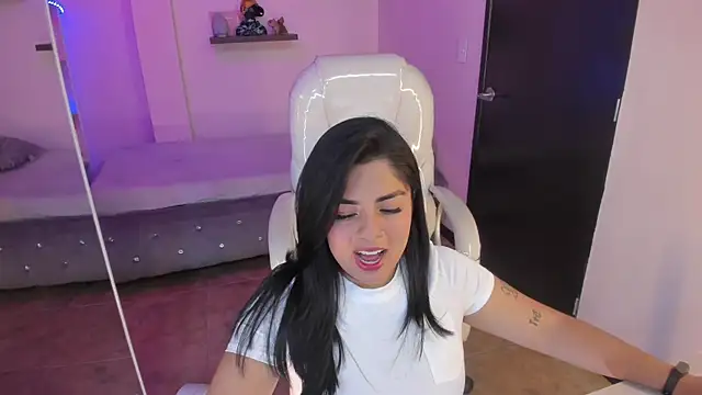 Snapshot of Catalinaa_martinez chatting on January 20, 8:50 pm Catalinaa martinez online show from January 20, 8:50 pm