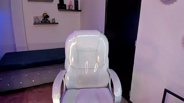 Snapshot of Catalinaa_martinez chatting on February 11, 7:27 pm Catalinaa martinez online show from February 11, 7:27 pm