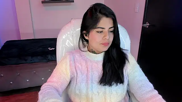 Snapshot of Catalinaa_martinez chatting on February 25, 9:13 pm Catalinaa martinez online show from February 25, 9:13 pm