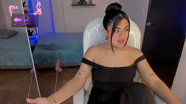 Snapshot of Catalinaa_martinez chatting on March 9, 12:42 am Catalinaa martinez online show from March 9, 12:42 am