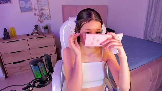 Amaia Daniells online show from March 12, 3:24 am