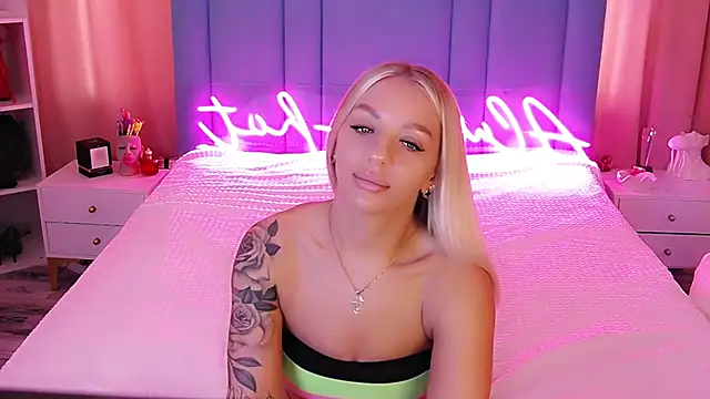 Snapshot of AllwaysHotJ chatting on February 9, 4:14 am AllwaysHotJ online show from February 9, 4:14 am