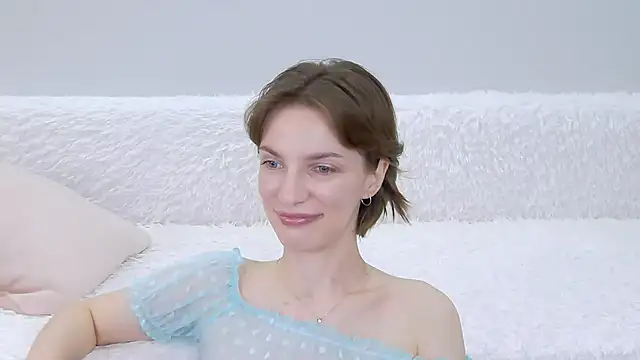 Snapshot of Beauty_Alex chatting on January 14, 2:28 am Beauty Alex online show from January 14, 2:28 am