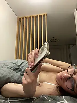 Snapshot of little_belucci chatting on February 3, 8:35 pm little belucci online show from February 3, 8:35 pm
