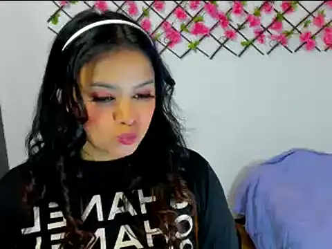 Snapshot of Zoelove222 chatting on December 10, 9:43 pm Zoelove222 online show from December 10, 9:43 pm