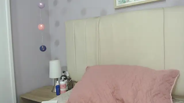 Snapshot of amy_le01 chatting on March 4, 1:17 pm amy le01 online show from March 4, 1:17 pm