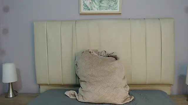 Snapshot of amy_le01 chatting on October 31, 1:12 pm amy le01 online show from October 31, 1:12 pm