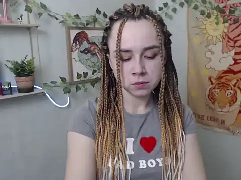 VeryVeryVeryShy  online show from May 5, 5:26 am
