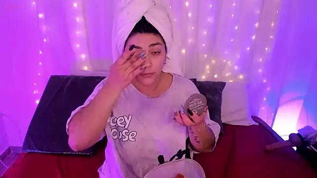 Snapshot of lucy26_ chatting on October 18, 2:25 am lucy26 online show from October 18, 2:25 am