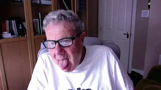 Snapshot of Oldpistolpete chatting on May 2, 12:43 pm Oldpistolpete online show from May 2, 12:43 pm