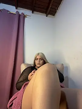 Snapshot of sweet_dalila chatting on May 3, 6:52 am sweet dalila online show from May 3, 6:52 am