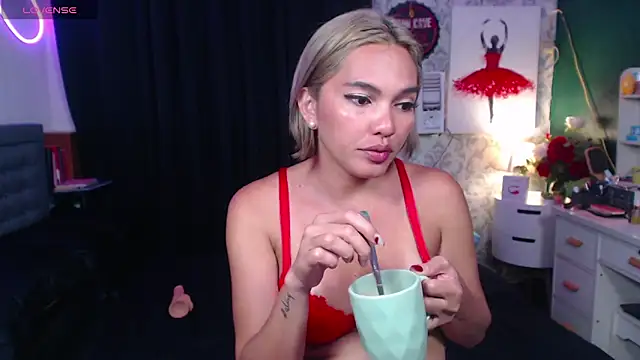 Snapshot of Pretty_Cassie69 chatting on December 2, 12:18 pm Pretty Cassie69 online show from December 2, 12:18 pm