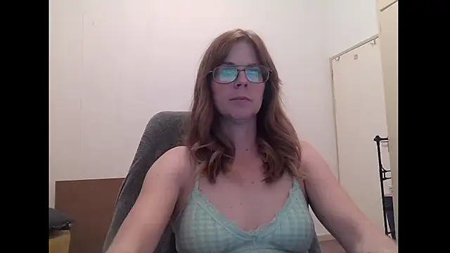 Snapshot of SavannaGirly chatting on June 24, 6:56 am SavannaGirly online show from June 24, 6:56 am