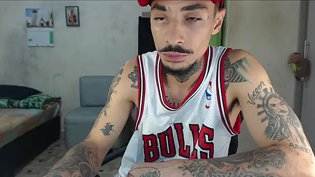 Snapshot of emiliano_hottt chatting on July 24, 3:10 pm emiliano hottt online show from July 24, 3:10 pm
