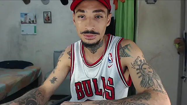 Snapshot of emiliano_hottt chatting on July 26, 1:18 pm emiliano hottt online show from July 26, 1:18 pm