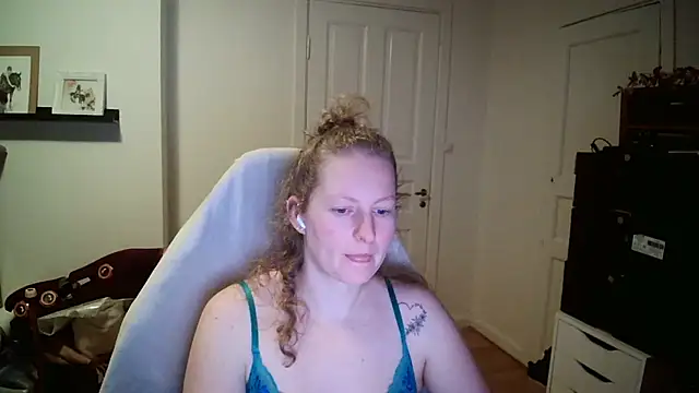 Girlnina-1995 online show from February 2, 9:35 pm