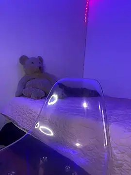 MeganKitty  online show from December 8, 10:25 pm