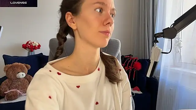 Snapshot of DivineBite chatting on September 19, 2:29 pm DivineBite online show from September 19, 2:29 pm