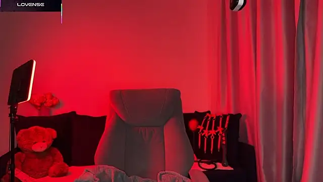 Snapshot of DivineBite chatting on October 20, 4:07 pm DivineBite online show from October 20, 4:07 pm