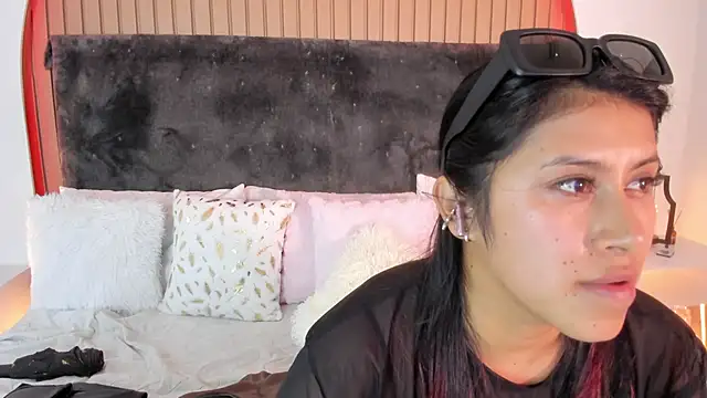 Karlagonzales  online show from May 9, 7:30 pm