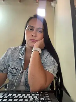 Snapshot of kendall_52 chatting on April 27, 5:33 pm kendall 52 online show from April 27, 5:33 pm