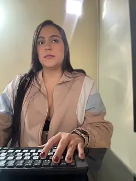 Snapshot of kendall_52 chatting on May 7, 12:43 pm kendall 52 online show from May 7, 12:43 pm