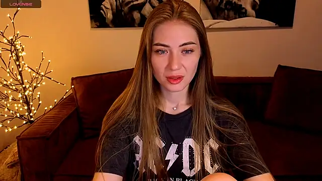Snapshot of Adelyna_Bird chatting on June 29, 6:52 am Adelyna Bird online show from June 29, 6:52 am
