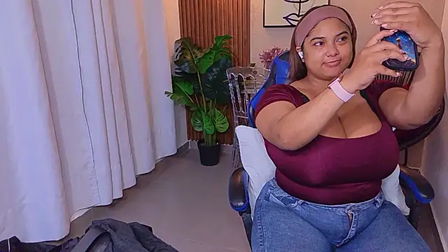 Snapshot of Kenya--Buhle chatting on May 22, 11:16 am Kenya--Buhle online show from May 22, 11:16 am