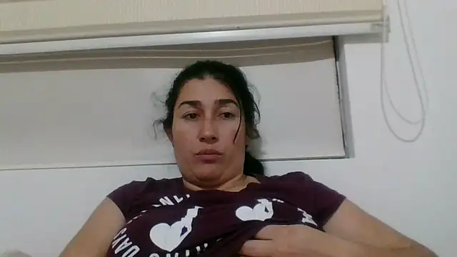 Snapshot of andreaisis2 chatting on February 9, 5:29 am andreaisis2 online show from February 9, 5:29 am