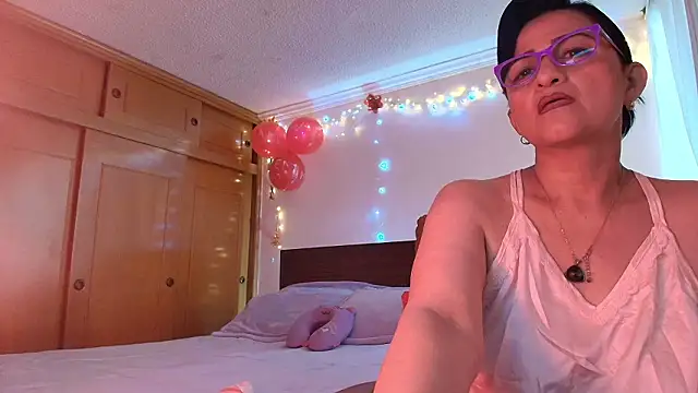 Snapshot of ISABEEL_SOFIA01 chatting on February 21, 12:39 pm ISABEEL SOFIA01 online show from February 21, 12:39 pm