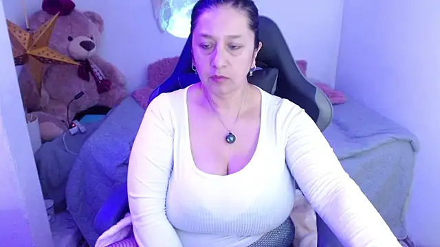 camilalatti online show from April 15, 12:28 am