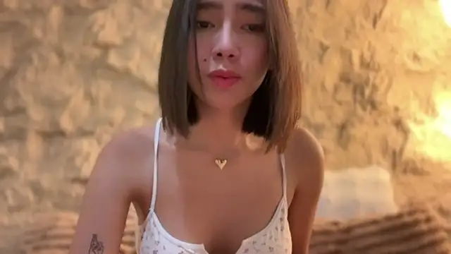 Snapshot of GenesisCastillano chatting on April 10, 10:53 am GenesisCastillano online show from April 10, 10:53 am