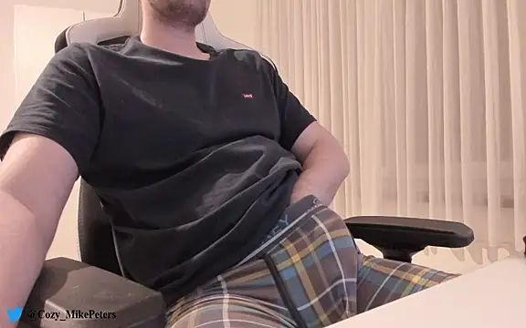 Snapshot of cozy-mike chatting on January 8, 11:52 pm cozy-mike online show from January 8, 11:52 pm