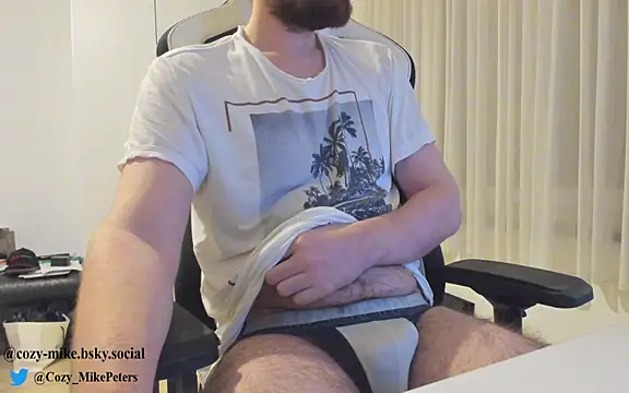 Snapshot of cozy-mike chatting on February 19, 1:40 am cozy-mike online show from February 19, 1:40 am