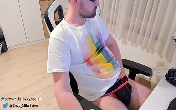 Snapshot of cozy-mike chatting on March 1, 1:32 am cozy-mike online show from March 1, 1:32 am