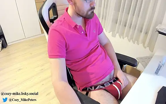 Snapshot of cozy-mike chatting on March 8, 1:39 am cozy-mike online show from March 8, 1:39 am